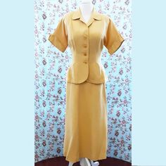 Vintage 1940s Yellow Spring Summer Suit Set Size M With Deco Curved Pockets - Etsy Summer Suit, Womens Suits, Yellow Springs, Summer Suits, Suit Set, Suits For Women, Spring Summer, Yellow