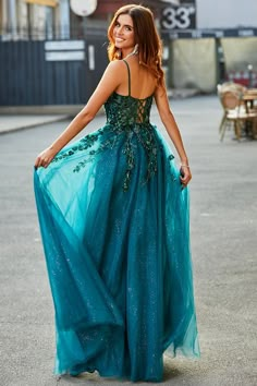 Grade Dresses, Green Long Prom Dress, Prom Makeup Ideas, Cotillion Dresses, Prom Dress Pictures, That Girl, Event Hair, Crystals Wedding, Formal Ideas