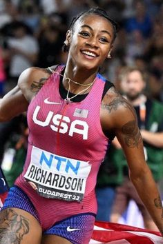 Sha'Carri Richardson in motion holding the US flag behind her celebrating yet another win. New Instagram Logo, Laila Ali, Sunday Inspiration, Us Olympics, Female Pose Reference