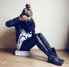 <3 biker boots Biker Boots Outfit, Faux Leather Leggings Outfit, Leather Leggings Outfit, Fashion College, Ideal Wardrobe, Women Fashion Edgy, Style Rock