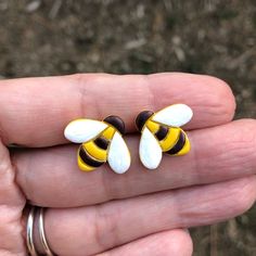 I Handcrafted These Earrings Out Of Polymer Clay And They Are Brand New And Fresh Out Of The Oven. Lightweight, Comfortable Bee Studs In Black And Yellow, With Painted On White Wings. There Are Some Minor Imperfections That Add Character To The Handmade Design And Make Them Truly One Of A Kind. Great For A Gift As Well. Clay Bees, Sculpture Diy, Boho Drop Earrings, South Sea Pearls Earrings, Apple Earrings, Hollow Earrings, Bee Studs, Silver Heart Earrings, Bee Jewelry