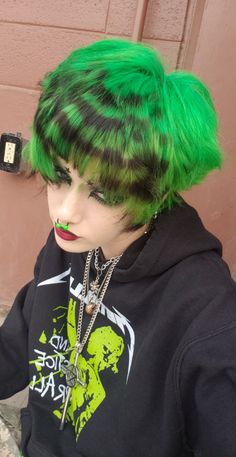 Split Dye Emo Hair, Emo Green Hair, 2020 Alt Hair, Black And Green Short Hair, Short Scene Hairstyles, Green Scene Outfit, 2 Tone Hair Color Ideas For Short Hair, Scene Short Hair, Dyed Mohawk