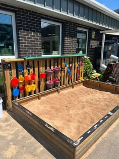 Enclosed Sandbox Ideas, Sandpit Toy Storage, Built In Sandbox Sand Pit, Sandbox Diy With Lid, Big Sandbox Ideas, Garden Sandpit Ideas, Sand Play Area For Kids, Sensory Outdoor Area, Kids Yard Play Area