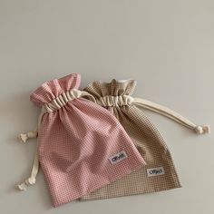 파우치 Cute Drawstring Bags, Handmade Pouches, Embroider Ideas, Cloth Pouch, Chalk Bags, Produce Bags, String Bag, Diy Sewing Clothes