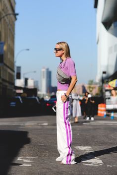 Not your typical black-and-white trackpant. #refinery29 http://www.refinery29.uk/2016/09/122826/nyfw-spring-2017-best-street-style-outfits#slide-107 Trackpant Outfit, Sport Street Style, Streets Of New York, Nyfw Street Style, Trendy Swimwear, Looks Street Style, Street Style Trends, Outfit Trends, Outfit Inspiration Fall