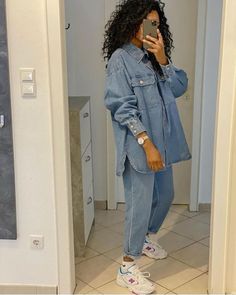 Denim Sneakers Outfit Women, Plus Size Jean Outfits, Smart Casual Women Outfits, Effortlessly Chic Outfits, Woman Suit Fashion, Casual Day Outfits, Double Denim, Classy Casual Outfits, Thrift Fashion