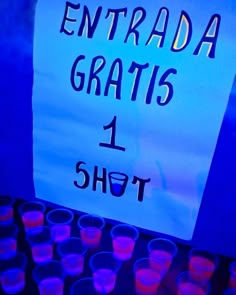 there is a sign that says entrada gratis 1 shot on it