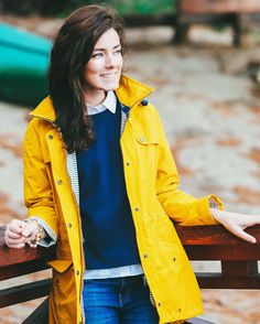 Preppy yellow rain coat - Sarah Vickers                                                                                                                                                                                 More Rok Outfit, Classy Girls Wear Pearls, Blue Raincoat, Yellow Coat, Quoi Porter