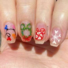 Disneyland Nails Christmas, Disney Holiday Nails Christmas, New Years Disney Nails, Disney Christmas Nail Designs, Fun Disney Nails, Christmas Mickey Nails, Disney Christmas Nail Art, Winter Disney Nails, Disney Winter Nails