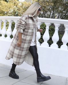 Shacket Outfit Women, Style Shacket, Shacket Outfit, Plaid Trench Coat, Check Mate, Autumn Look, Dressy Fashion, Street Style Chic, Winter Mode