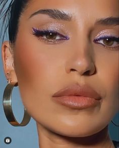 Purple Disco Makeup, Disco Wedding Makeup, Make Up Looks 2023, Hailey Beiber Make Up Looks, Purple Waterline Makeup, Disco Makeup Look, Disco Glam Makeup, Disco Eye Makeup, Purple Eyeliner Makeup