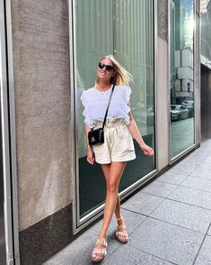 Birkenstocks are the ultimate comfortable and stylish footwear you need for warm weather – and for the best casual Birkenstock outfit ideas, check out these easy and fun looks, just like this beige Birkenstock Arizona outfit with shorts! Cute Outfits With Birkenstocks, Birkenstock Fashion