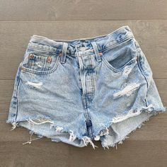 Jean Short Outfits, Outfit Ideas For Women, Ripped Jean Shorts, Ripped Denim Shorts, School Clothes, Cutoff Shorts, Denim Cutoff Shorts, Stylish Outfit, Denim Cutoffs