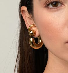 Lightweight Gold Hoop Earrings – Rellery Luxury Gold Earrings, Trending Earrings, Jewellery Photography Inspiration, Shiny Earrings, Droplet Earrings, Jewelry Hair Accessories, Jewelry Aesthetic, Earring Trends, Jewelry Hair