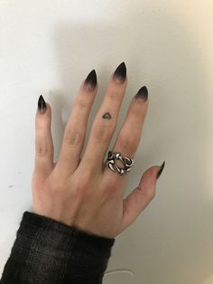 Short Sharp Nails, Goth Short Nails, Demon Nails, Goth Nail Art, Nails Gothic, Vampire Nails, Pum Pum, Stiletto Nails Short