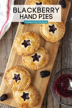 Blackberry Hand Pies Easy, Blackberry Hand Pies, Apple Pie Easy, Pie Easy, Hand Pie Recipes, Blackberry Pie, Apple Hand Pies, Dessert Places, Blackberry Recipes