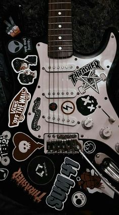 guitar aesthetic Black Electric Guitar Aesthetic, C Guitar Chord, B Guitar Chord, Electric Guitar Aesthetic, Guitar Doodle, Guitar Art Painting, Aesthetic Guitar, Guitar Artwork, Guitar Aesthetic