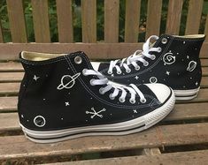 Painted Shoes Diy, All Star Shoes, Custom Converse, Embroidery Shoes, Painted Jeans, Painted Clothes, Aesthetic Shoes