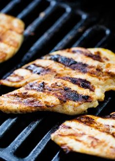 Easy Grilled Chicken - Made with just 5 simple ingredients in less than 30 minutes. Tender, juicy and flavorful grilled chicken breast every time! #grilled #grilling #grillingrecipes #grilledchicken #chicken #chickenfoodrecipes #chickenrecipes #easyrecipe #easydinner #summer #summerrecipes #recipes #iheartnaptime Grill Chicken Breast, How To Grill Chicken, Easy Summer Grilling Recipes, Perfect Grilled Chicken, Grill Chicken, Grilled Fruit