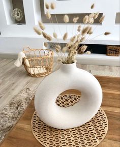 Bring your room to life with this modern minimalist white halo vase. This ceramic vase is versatile and can be filled with water for fresh flowers, used for dried pampas grass, eucalyptus or other dried floral arrangements. The design is simple, inspired by our everyday snack, a donut with the intention of making a fun yet elegant decor. Our white round vases are made of high-quality ceramic materials, are durable, and can be used for a long time. Vase Styling, Wedding Dinner Table, Style For Wedding, Simple Living Room Decor, Boho Vase