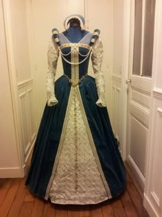 , 1500s Dress, 1500 Dress, Elizabethan Gown, 19th Century Dresses, Tudor Gown, Tudor Dress, Tudor Fashion, Royalty Dress