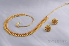 Neckale Set Gold, Old Gold Jewelry Indian, Gold Set Design, Bridal Jewelry Gold, Jewelry Gold Necklace, Gold Jewels Design, Gold Jewelry Outfits, Gold Necklace Indian