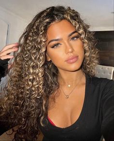 #fashion #model #lifestyle #instagram #influencer Curly Hair With Blonde Highlights, Short Natural Curls, Hair With Blonde Highlights, Highlights Curly Hair, Brown Curly Hair, Hair Color Streaks, Bangs With Medium Hair, Colored Curly Hair, Dyed Natural Hair