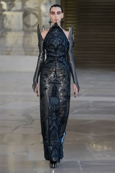 Guo Pei Fall 2018 Couture collection, runway looks, beauty, models, and reviews. Show Art, Fashion Design Collection, Art Dresses, Looks Street Style, Dark Gothic, Gothic Architecture