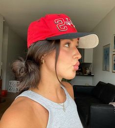 17 Hairstyle Ideas with a Baseball Cap for Long Straight and Wavy Hair Styling Caps, Summer Hairstyles With Hat, Summer Outfits Baseball Cap, Hair Baseball Cap Style, Hairstyle For Baseball Cap, Long Hair With Baseball Hat, Baseball Cap Hairstyles Long Hair, Braids Baseball Cap Hair