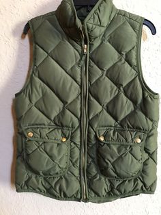 womens ( Woolrich) puffy vest / size M/ green. Green Casual Vest For Fall, Casual Green Vest For Fall, Green Vest Outerwear For Fall, Sleeveless Green Outerwear For Fall, Green Sleeveless Outerwear With Pockets, Fitted Green Vest Outerwear, Green Sleeveless Vest Outerwear, Casual Green Vest Outerwear, Puffy Vest