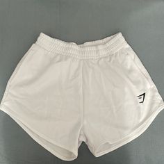 Gymshark Small White Shorts White Gym Shorts, Workout Shorts Outfit, White Athletic Shorts, Hiking Outfit Summer, Gymshark Shorts, The Perfect Workout, Gymwear Outfits, Useful Ideas, Workout Short