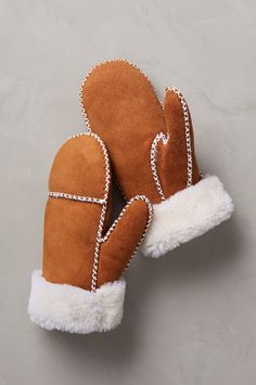 There's nothing like our 100% natural sheepskin mittens to give your hands the ultimate in warmth, even in the most freezing temperatures. Crafted for durability and luxurious comfort, our artisans have attended to every detail, from the roll out cuff that protects the wrist from any arctic blast to the hand cross-stitch details on the seams that give its heirloom appeal. Whiskey Cream, Crochet Baby Mittens, Mittens Crochet, Arctic Blast, Knitted Mittens Pattern, Sheepskin Gloves, Winter Mittens, Promo Gifts, Baby Mittens