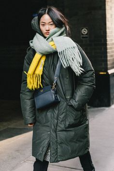 Mode Dope, Street Style Winter, Stylish Jackets, Green Coat, Teen Vogue, Fashion Weeks, Coat Outfits, Winter Mode