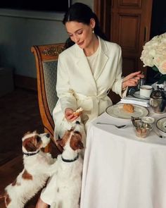 Charlotte York, 2 Dogs, Sophisticated Outfits, Old Money Style, Future Lifestyle, Family Fashion, Old Money Aesthetic, French Girl, Classy Women