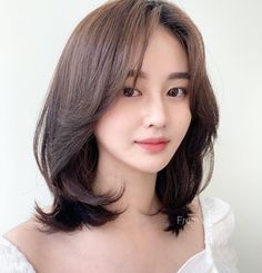 Asian Collarbone Cut with Facial Framing Cute Layered Bob Haircuts For Women, Short Layer Hairstyle Women, Haircut Woman Medium, Layer Hair Styling, Layed Hair Medium, Asian Medium Haircut, Hair Ideas For Medium Length Hair, Haircuts For Short Hair For Women, Haircut Short Women