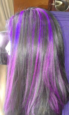 Purple Hair Highlights Wolfcut, Purple Hair Highlights On Brown Hair, Hair Color Streaks Purple, Purple Chunky Highlights Black Hair, Elissabat Hair, Purple Chunky Highlights Brown Hair, Skunk Hair Purple, Strip Dyed Hair, Purple Strip In Hair