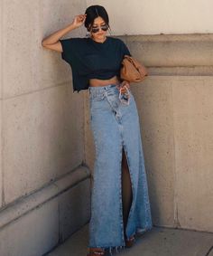 Denim Skirt Street Style, Long Denim Skirt Outfits, Skirt Outfits For Women, Sport Casual Outfit, Fashion Dresses For Women