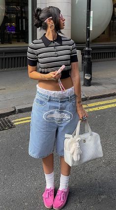 Jort Outfits, Look Bermuda, Cargo Fits, Winter Drip, Cargo Women, Maximalist Outfits, Fashion Inspo Casual, Bermuda Cargo, Bermuda Jeans