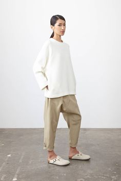 Stile Casual Chic, Birkenstock Outfit, Clogs Outfit, Studio Nicholson, Beige Pants, White Turtleneck, Minimal Chic, White Sweater