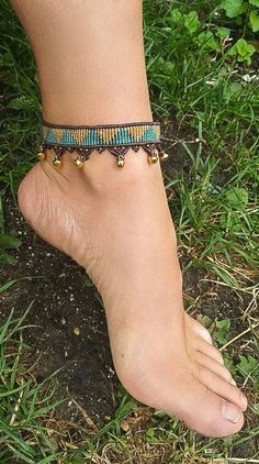 Bell Anklet, Sundance Style Jewelry, Micro Macrame Tutorial, Arm Candies, Macrame Bracelet Patterns, Anklets Boho, Ankle Chain, Micro Macramé, Beaded Anklets