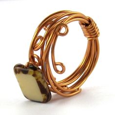 Diy Wire Wrapped Ring, Wire Ring Tutorial, Free Jewelry Making Projects, Wire Wrapping Beads, Wire Rings Tutorial, Diy Wire Rings, Making Jewelry For Beginners, Wrapped Rings, Wire Wrapping Diy