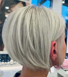 Layered Bob Thick Hair, Kort Bob, Bob Pixie, Chic Short Hair, Thick Hair Cuts, Corte Bob, Bob Hairstyles For Thick, Chin Length Hair, Bob Haircut For Fine Hair