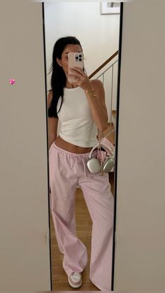 Uni Fit Inspo Summer, Pajama Pants Outfit, Travel Outfits For Women, Best Travel Outfits For Women, Airport Outfit Ideas, Sweatpants Outfit Ideas, Outfit Airport, Flight Outfit, Airport Outfits