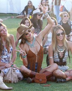 Here's What Everybody Wore To Coachella This Year (So Far) Coachella Looks, Burning Men, Look Boho Chic, Festival Inspo, Look Festival, Music Festival Outfits, Hippy Chic