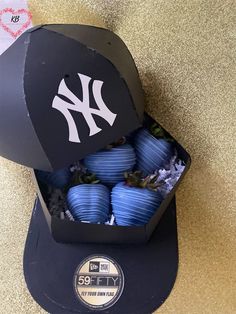 a new york yankees baseball hat with blue balls in it