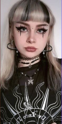 Alt Punk Aesthetic, Alternative Festival Makeup, Alt Clubbing Makeup, Festival Alt Makeup, Glitter Emo Makeup, Punk Style Makeup, Goth Makeup For Green Eyes, Halloween Makeup Grunge, Punk Makeup Looks Eyes