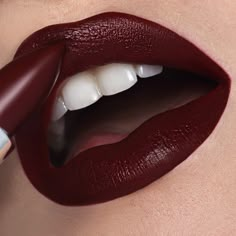 Maquillage Kylie Jenner, Dark Red Lipstick, 90s Makeup Look, Long Lasting Matte Lipstick, Burgundy Lipstick, Dark Lipstick, Halloween Tattoo, Moisturizing Lipstick, Lipstick Collection