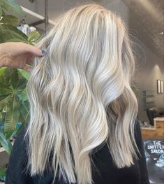 Partial Highlights Blonde Platinum, Bright Blonde Blended Root, Icy Blonde Hair With Money Piece, Medium Length Icy Blonde Hair, Low Maintenance Bright Blonde, Platnomblonde Hair, Icy Blonde Highlights With Lowlights, Bright Blonde Hair With Lowlights, Bright Lived In Blonde