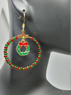 These earrings are made using beading hoops, beaded with red and green seed beads and accented with Christmas wreath charms Hoop Christmas Wreath, Christmas Wreath Earrings, Green Hoop Earrings, Seed Bead Hoop Earrings, Xmas Jewelry, Wreath Earrings, White Hoop Earrings, Diy Seed Bead Earrings, Diamond Shape Earrings