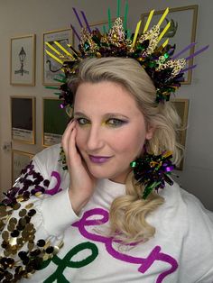 Diy Mardi Gras Headband, Diy Mardi Gras Headpiece, Mardi Gras Headpiece, Carnival Headpiece, Mardi Gras Outfit Ideas, Mardi Gras Headband, Cute Party Decorations, Vegas Vibes, Glam Shoot